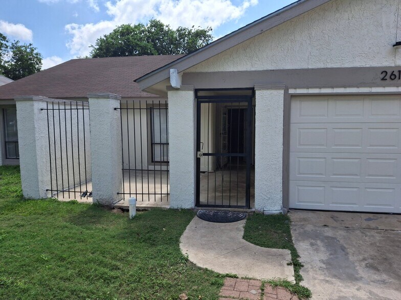 Building Photo - 2611 Lakeledge