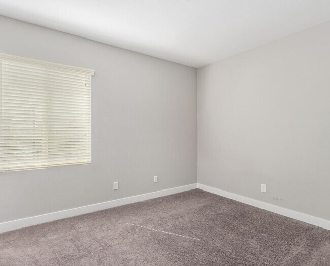 Building Photo - 1099 N 70th Way