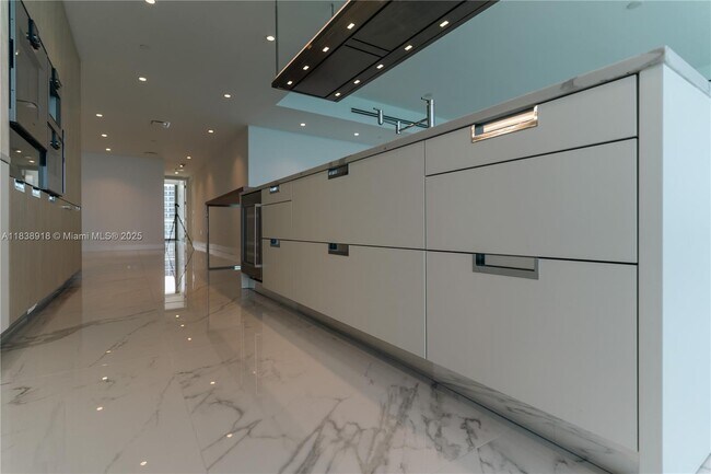 Building Photo - 15701 Collins Ave