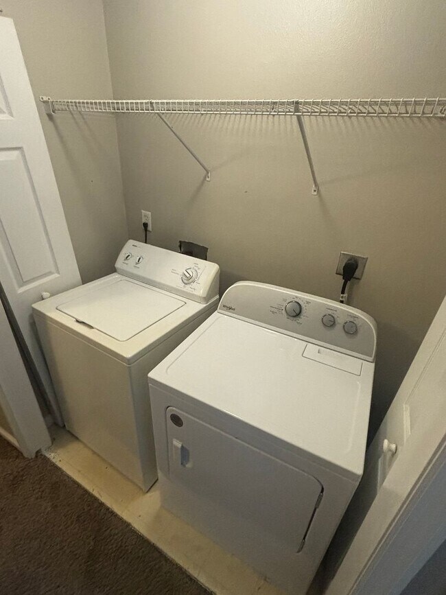 Building Photo - Spacious 3 BR 3 BA in Great Location!