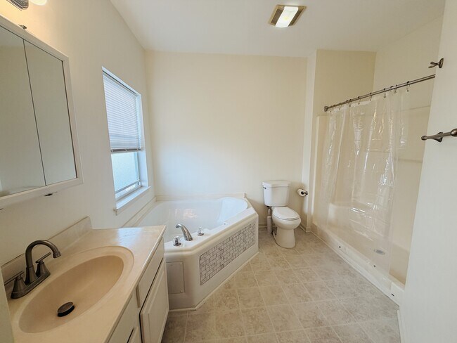 Building Photo - 3802 N Sagamore Dr