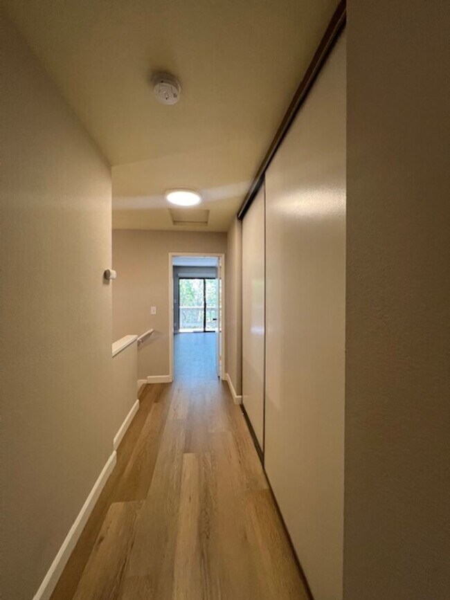 Building Photo - 3 Bed End Unit in Mt. View