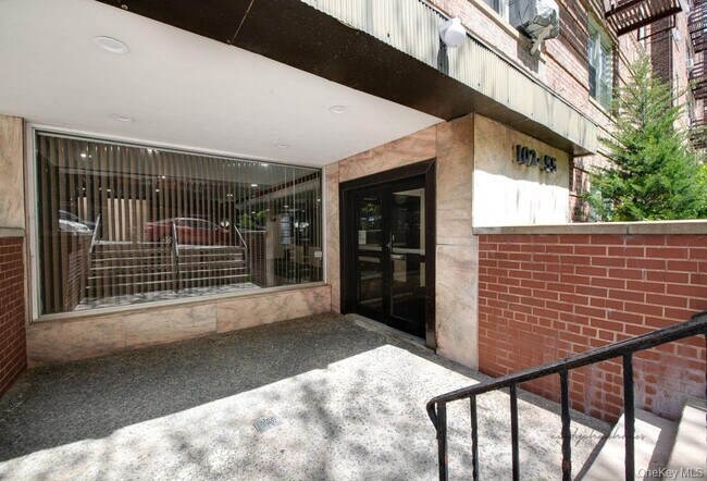 Building Photo - 102-55 67th Dr