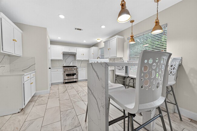 Building Photo - 6654 Stonefort Ct