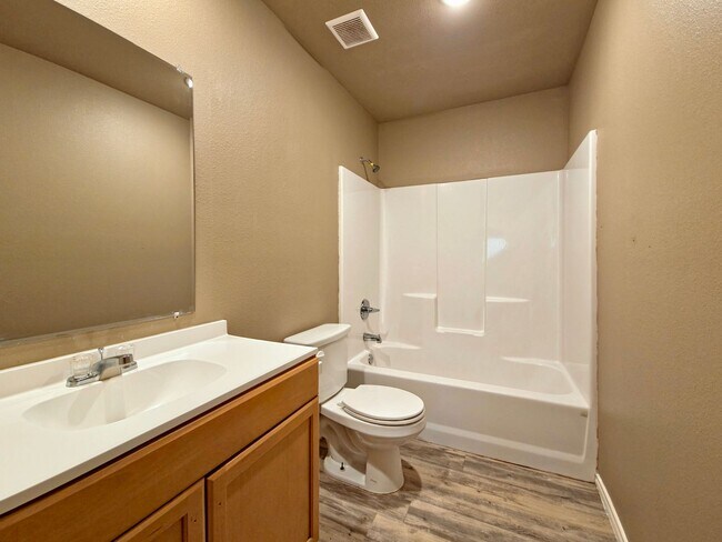 Building Photo - Cozy 3/2/1 in Northeast Lubbock