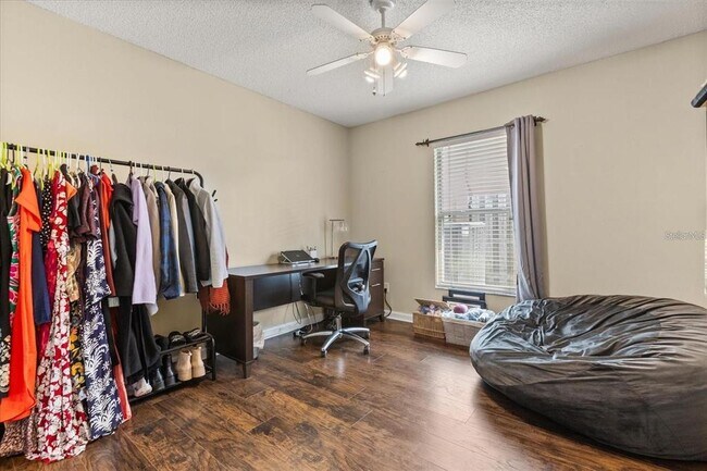 Building Photo - 805 Lewis Pl