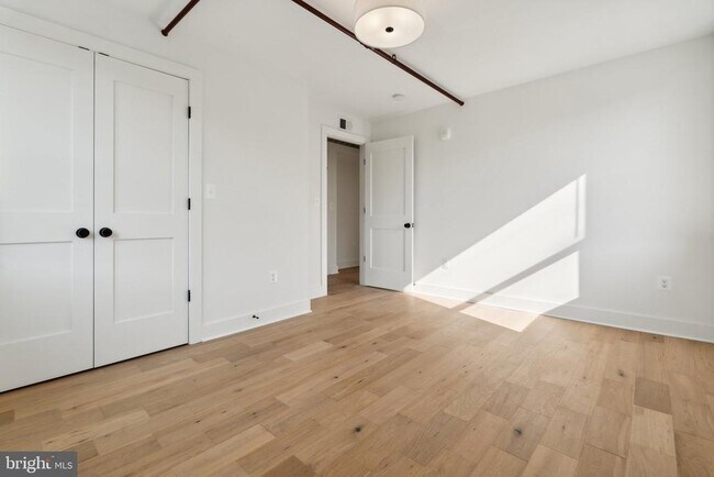 Building Photo - 901 King St