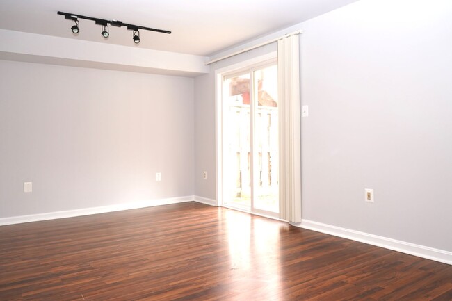 Building Photo - 4 Bedroom 3.5 Bath Townhome in Woodbridge, VA