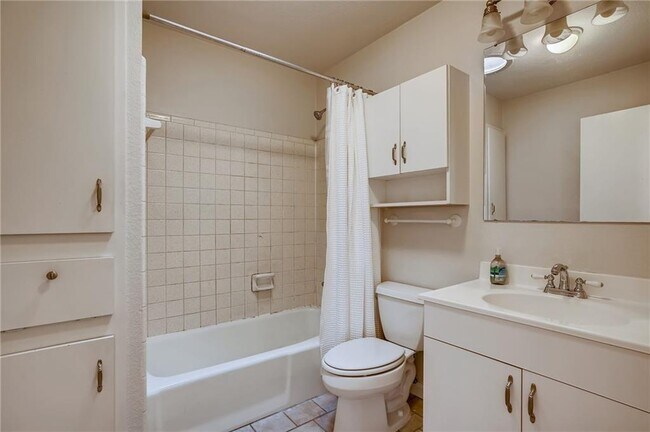 Building Photo - 2800 Westhill Dr