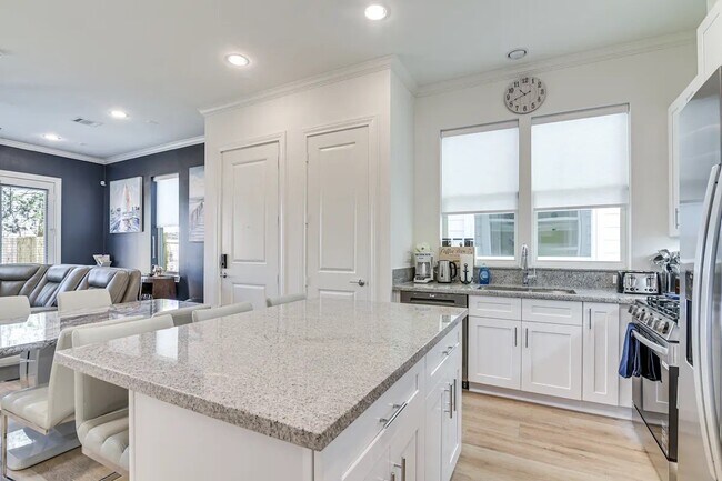 Building Photo - 5111 Briscoe St