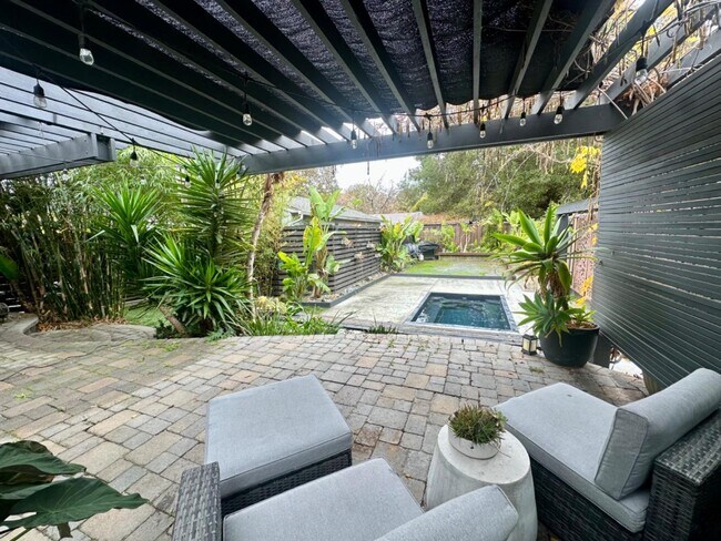 Building Photo - 456 King St