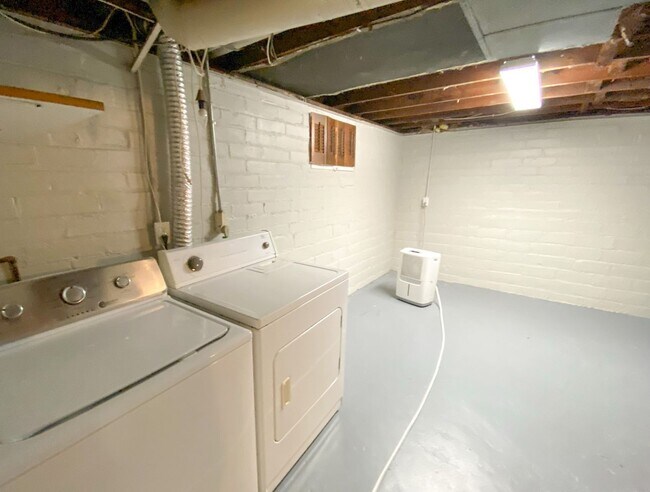 Building Photo - Three Bedroom Two Bathroom House For Rent