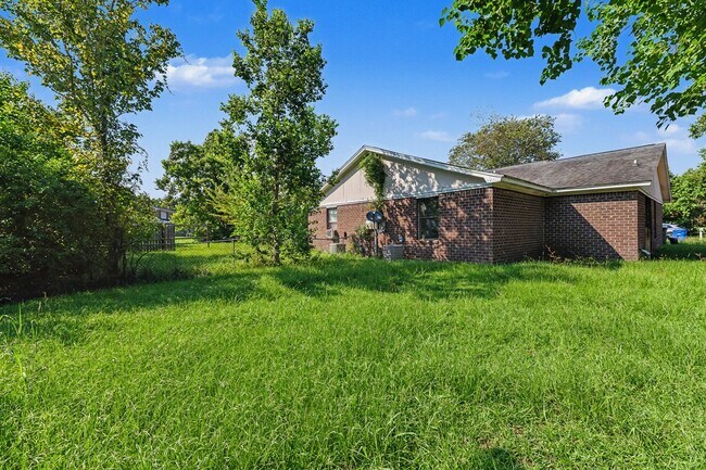 Building Photo - 5225 Marseilles Dr