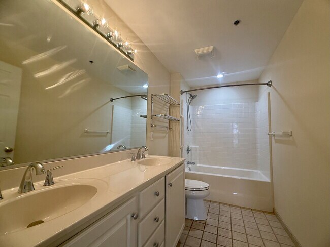 Building Photo - "Coastal Comfort: Spacious 2-Bedroom Condo Retreat in Virginia Beach"