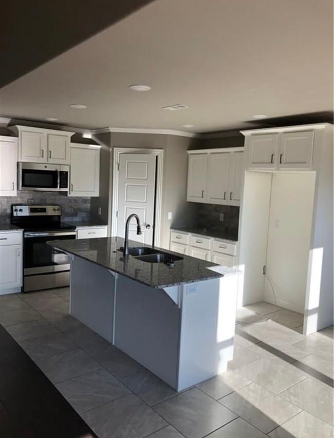 Building Photo - 746 Roselawn St