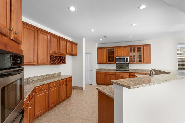 Building Photo - Immaculate 5-bedroom Paradise!