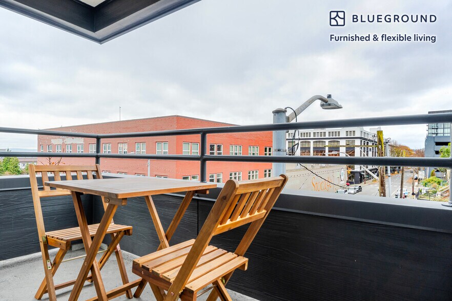 Building Photo - 2400 Elliott Ave