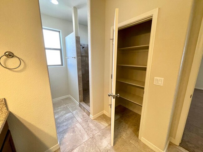 Building Photo - Beautiful 3 Bedroom Home in Southern Vistas w/ Solar!