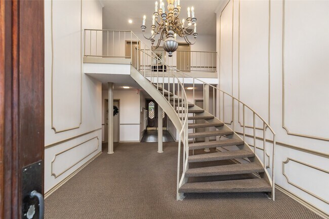 Building Photo - 2824 Briarhurst Dr