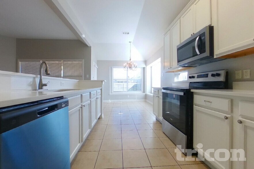 Building Photo - 5816 Greenmeadow Dr