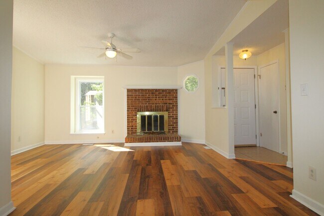Building Photo - Charming 2 Bedroom, Large lot fenced in yard