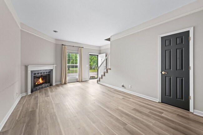 Building Photo - Awesome updated 2BR/1.5BA townhome in Bell...