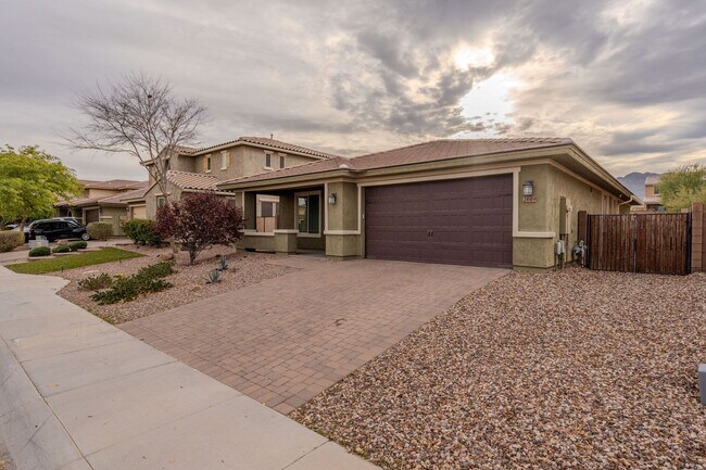 Building Photo - *POOL* Beautiful Gilbert Home Nestled at t...