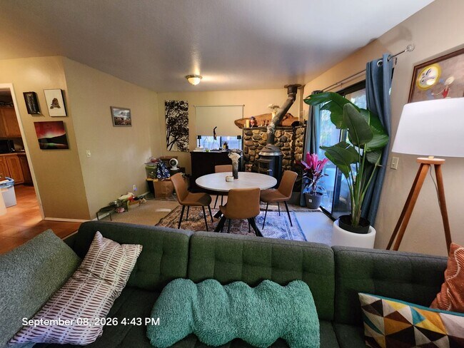 Building Photo - 493 Brassie Ave