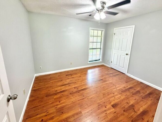 Building Photo - Spacious 4 bedroom 2 bath in Bartett