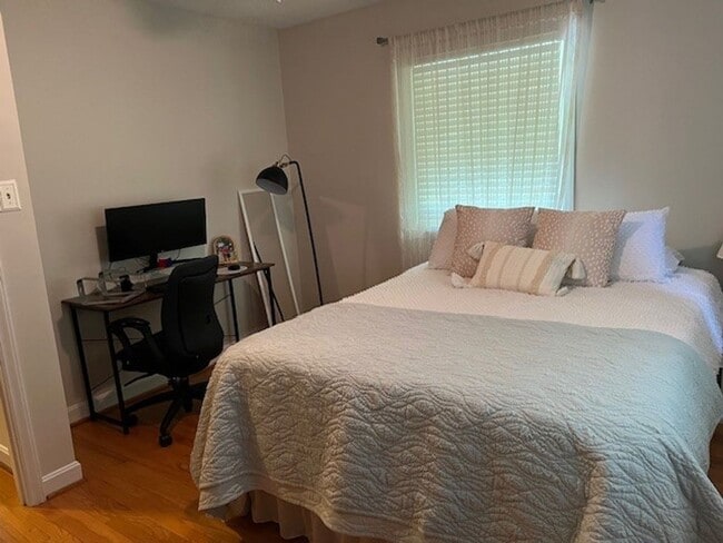 Building Photo - Clean, bright townhouse near UNC and hospitals