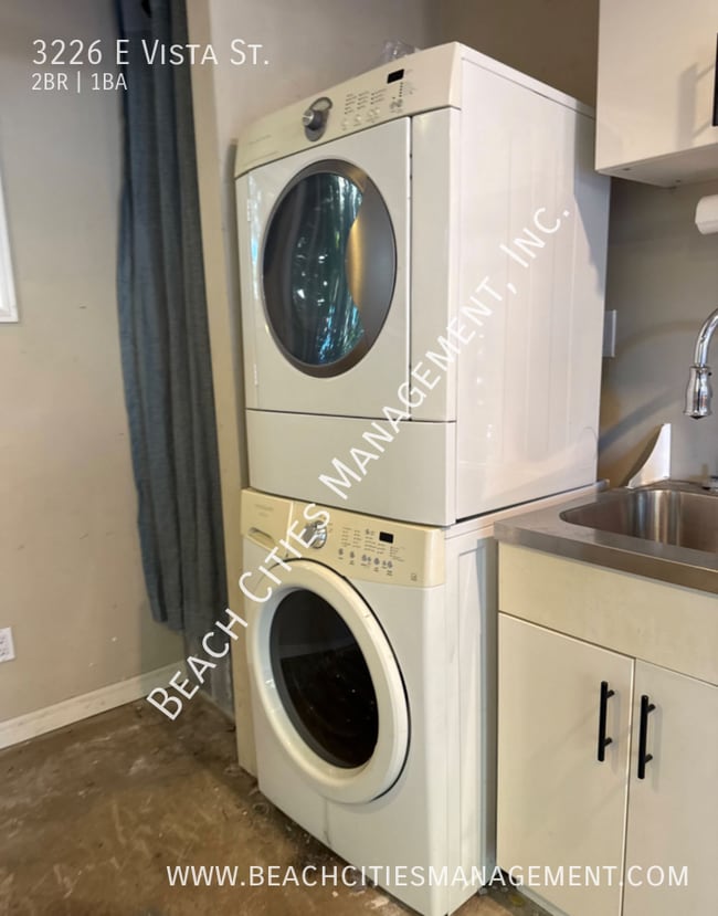 Building Photo - 3226 E Vista St