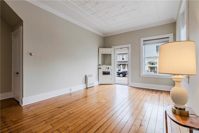 Building Photo - 25 College St