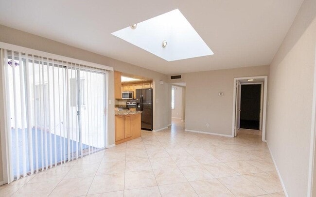 Building Photo - 2439 E Del Rio Dr