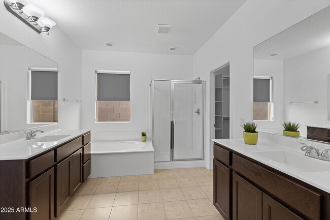 Building Photo - 3664 S Jasmine Dr