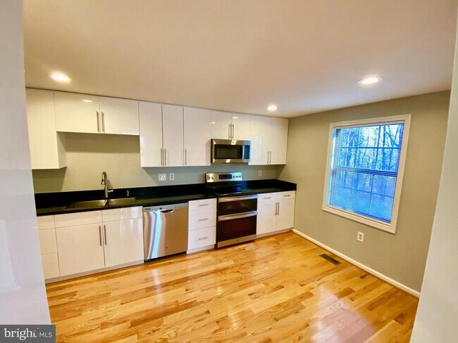 Building Photo - 9400 Candleberry Ct