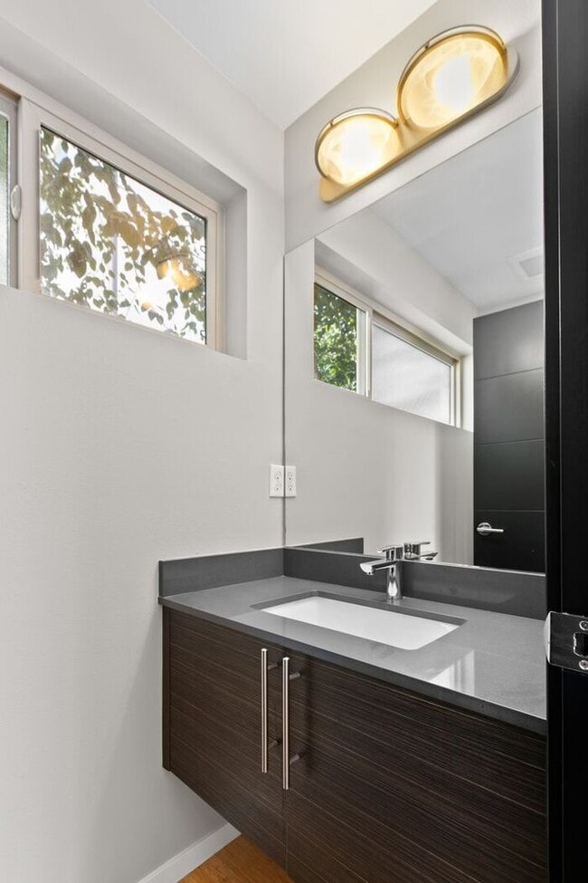 Building Photo - Air Conditioned Judkins Parkside Townhome ...