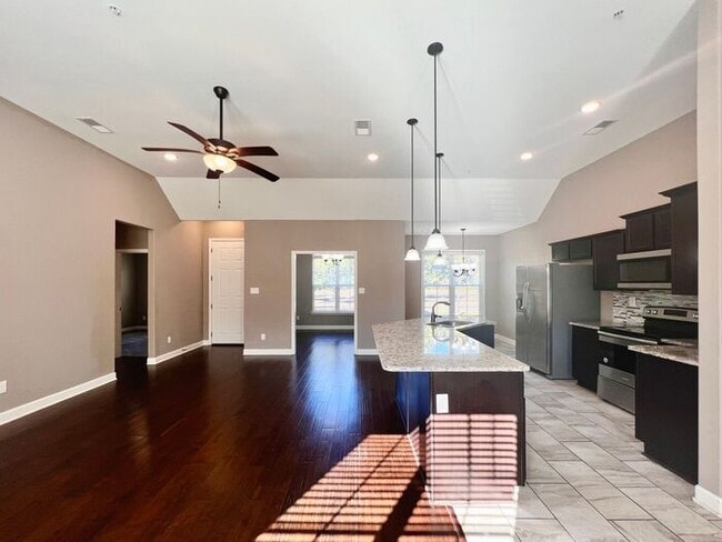 Building Photo - (COMING SOON!) 3bed/2bath Townhome w/Garag...