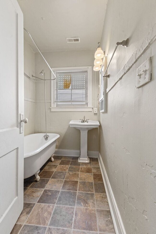 Building Photo - 5703 E Washington St