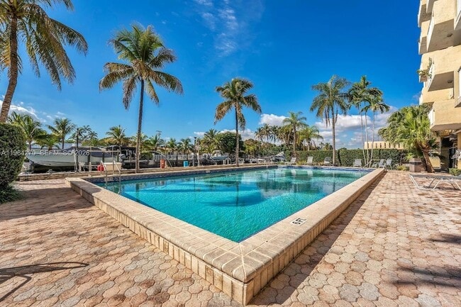 Building Photo - 2350 NE 135th St