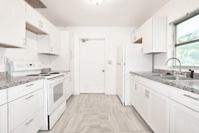 Building Photo - 3530 NW 34th Pl