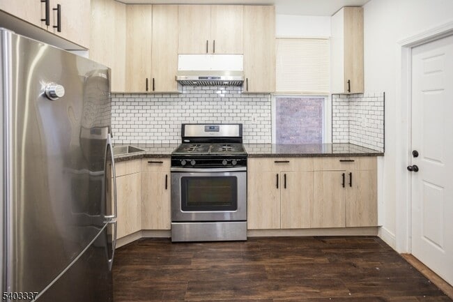 Building Photo - 11 Ellington St