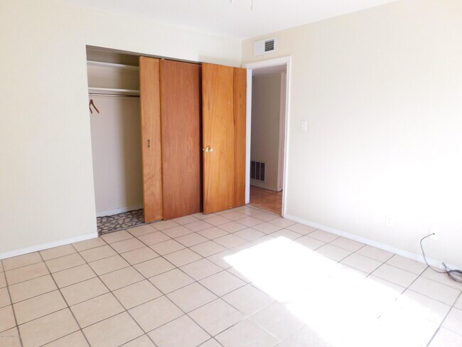 Building Photo - 155 E Colonial Ct