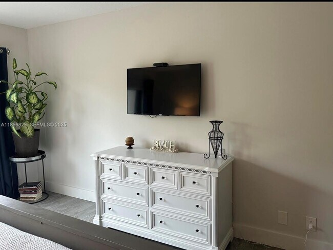 Building Photo - 2309 Fairway Dr S