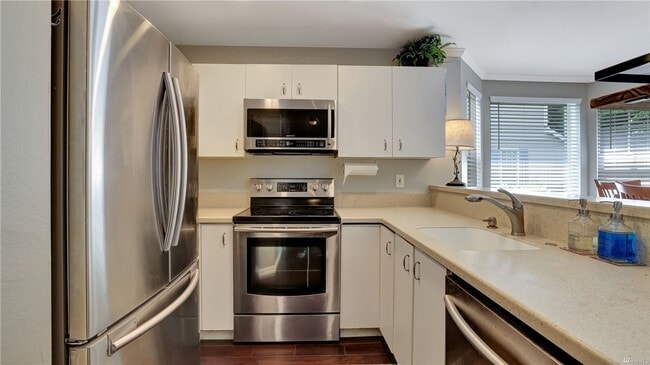 Building Photo - 2bd/2.5ba Kenmore Townhome