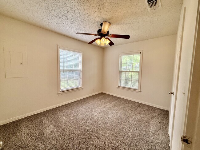 Building Photo - 4709 Penrose Ave