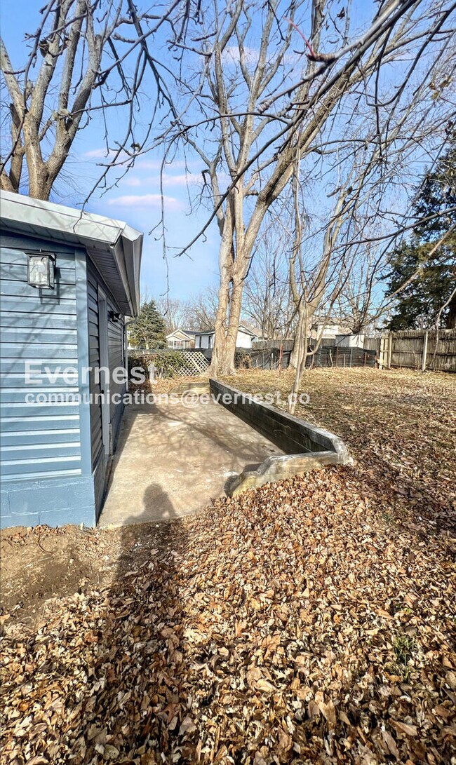 Building Photo - 907 S Cedar Ave