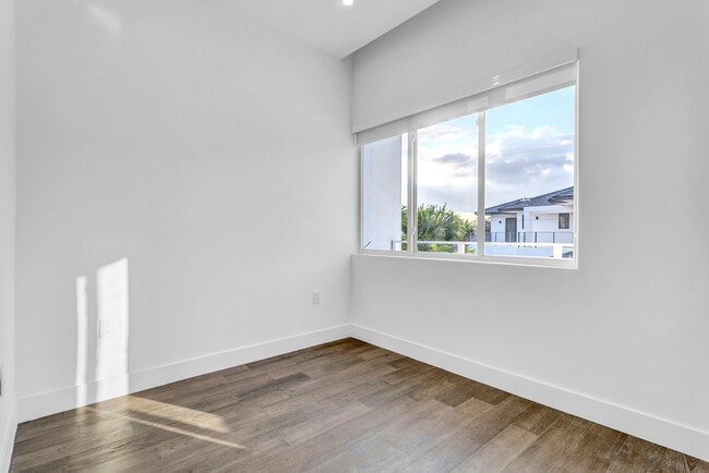 Building Photo - 454 Fernwood Rd