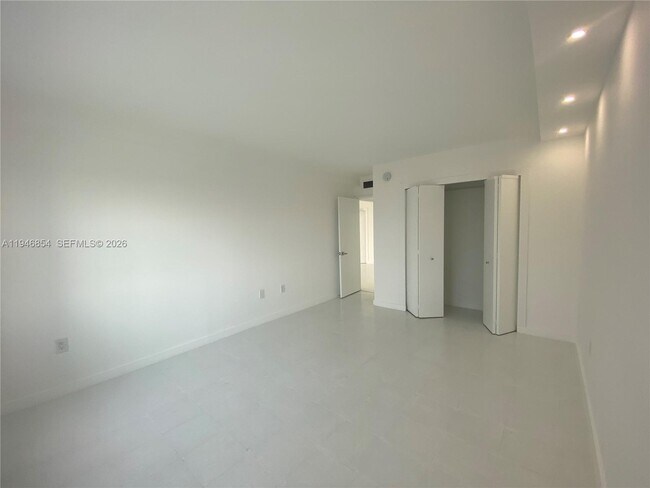 Building Photo - 400 Kings Point Dr