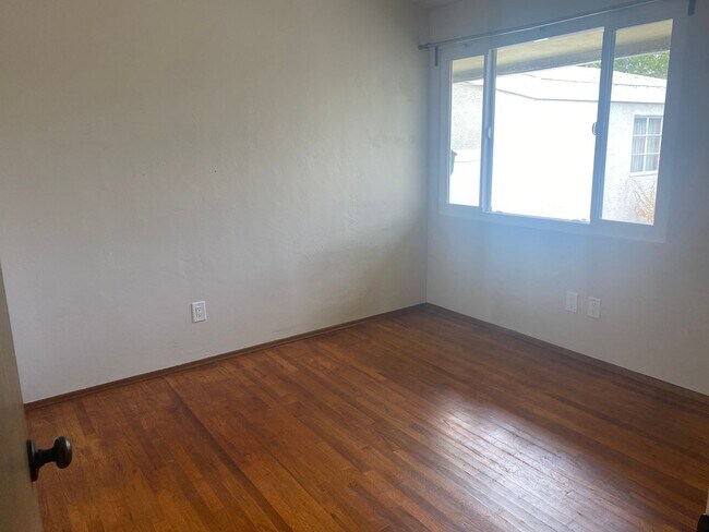 Building Photo - WALK TO SDSU! 5 bed 2 bath House w/ A/C