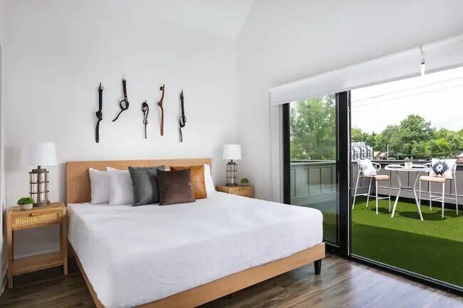 Building Photo - 738 Douglas Ave